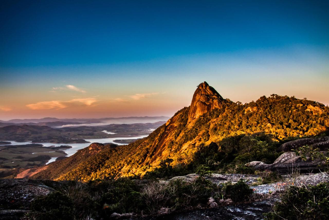 Pico do Lopo ao entardecer, com a Serra da Mantiqueira iluminada de dourado